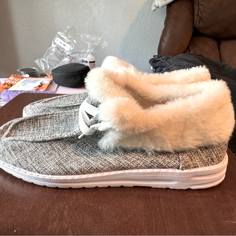 Bran knew never been warn. Size 8 gray and white shoes.